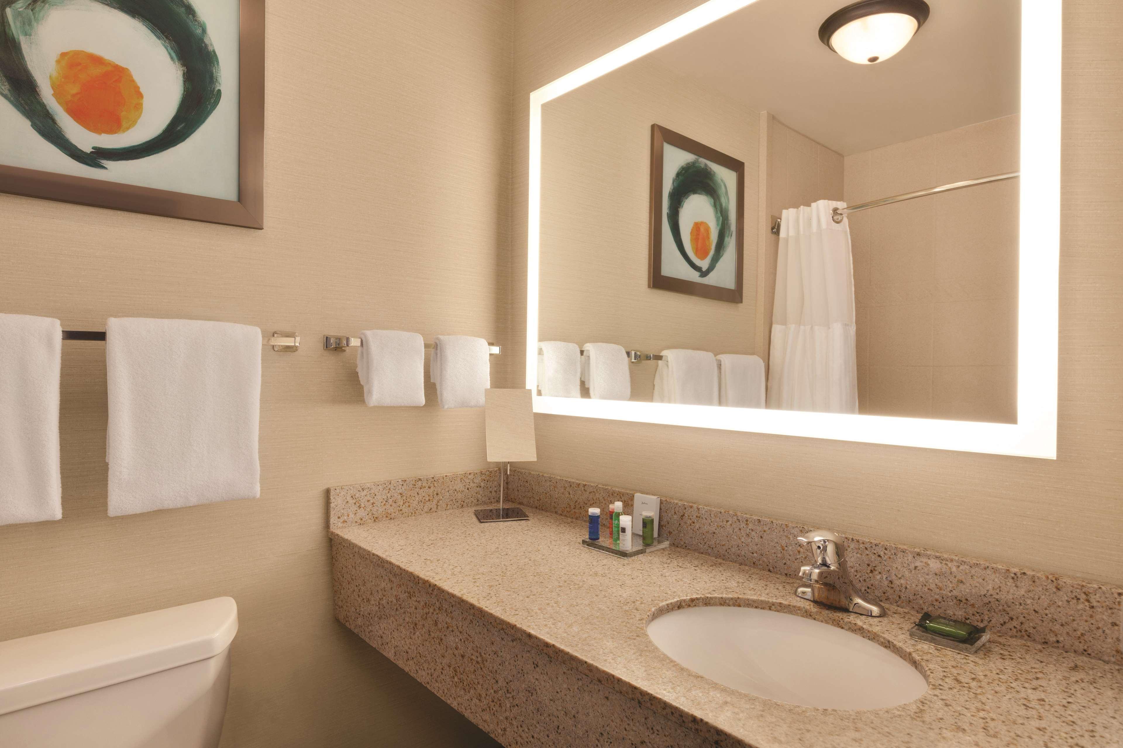 Radisson Hotel Lenexa Overland Park ภายนอก รูปภาพ