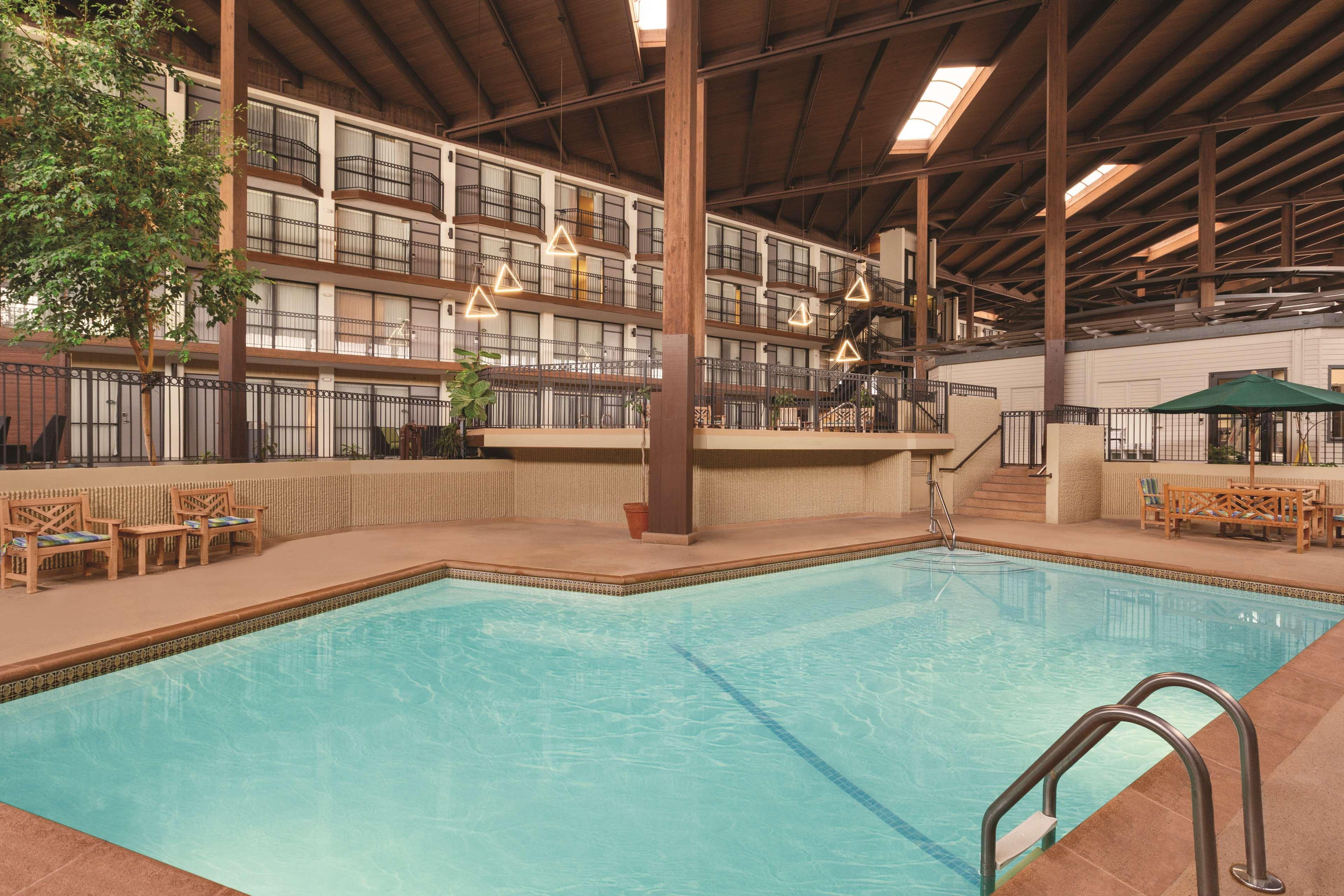 Radisson Hotel Lenexa Overland Park ภายนอก รูปภาพ